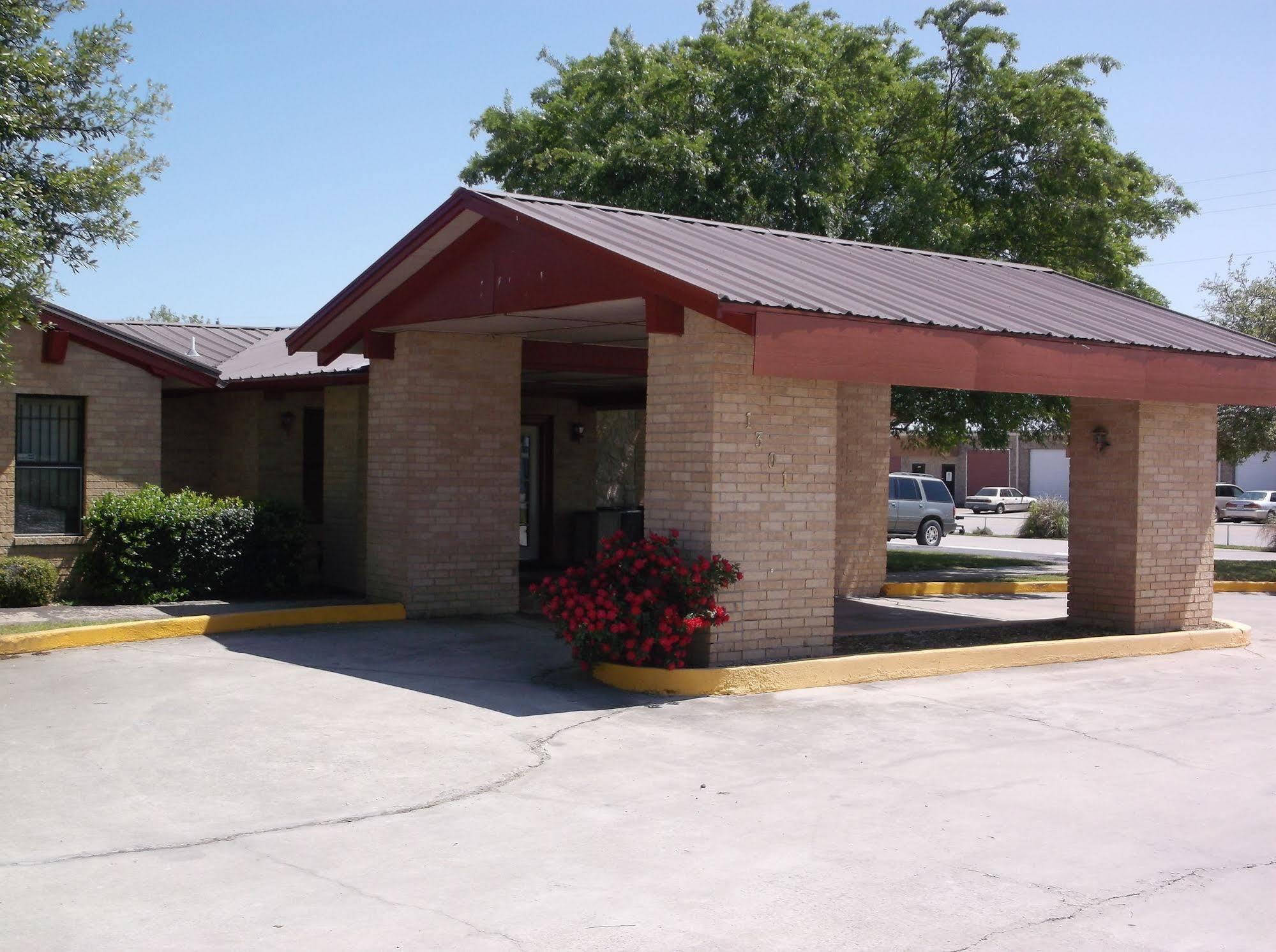 Four Horseman Travel Lodge Pilot Point Exterior photo